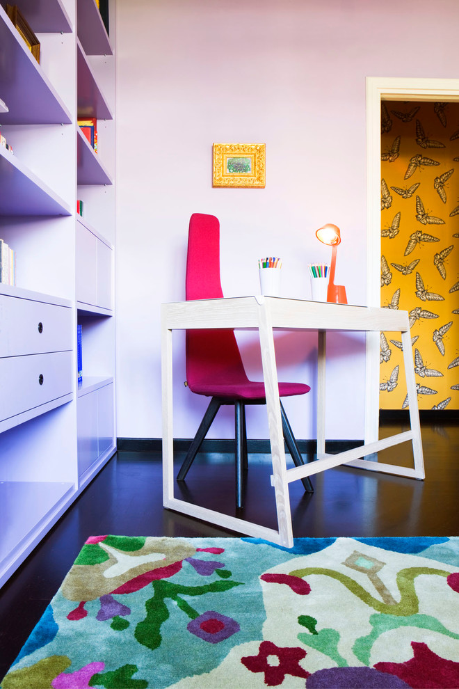 Stilmix Arbeitszimmer mit Studio, lila Wandfarbe und schwarzem Boden in Turin