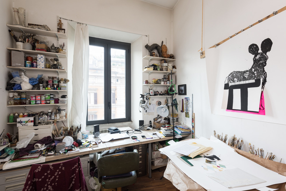 Immagine di una stanza da lavoro minimal con pareti bianche, parquet scuro, scrivania incassata e pavimento marrone