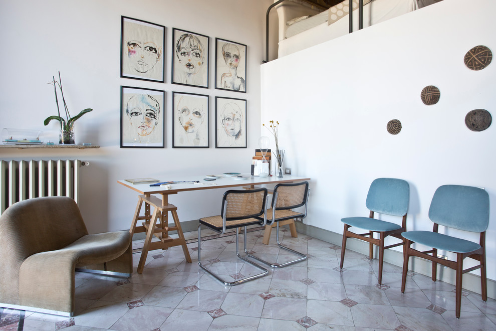 Mittelgroßes Mid-Century Arbeitszimmer mit Studio, weißer Wandfarbe, Marmorboden und freistehendem Schreibtisch in Mailand