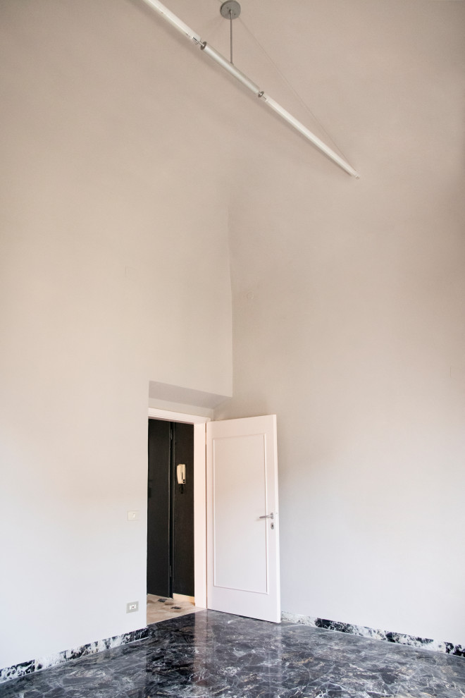 Eklektisk inredning av ett arbetsrum, med grå väggar och marmorgolv