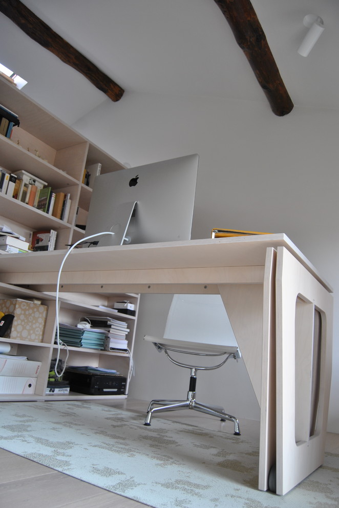 Foto på ett litet funkis hemmastudio, med vita väggar, ljust trägolv, ett fristående skrivbord och beiget golv