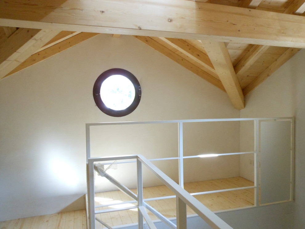Idee per una piccola stanza da lavoro industriale con pareti bianche, pavimento in legno massello medio e pavimento marrone