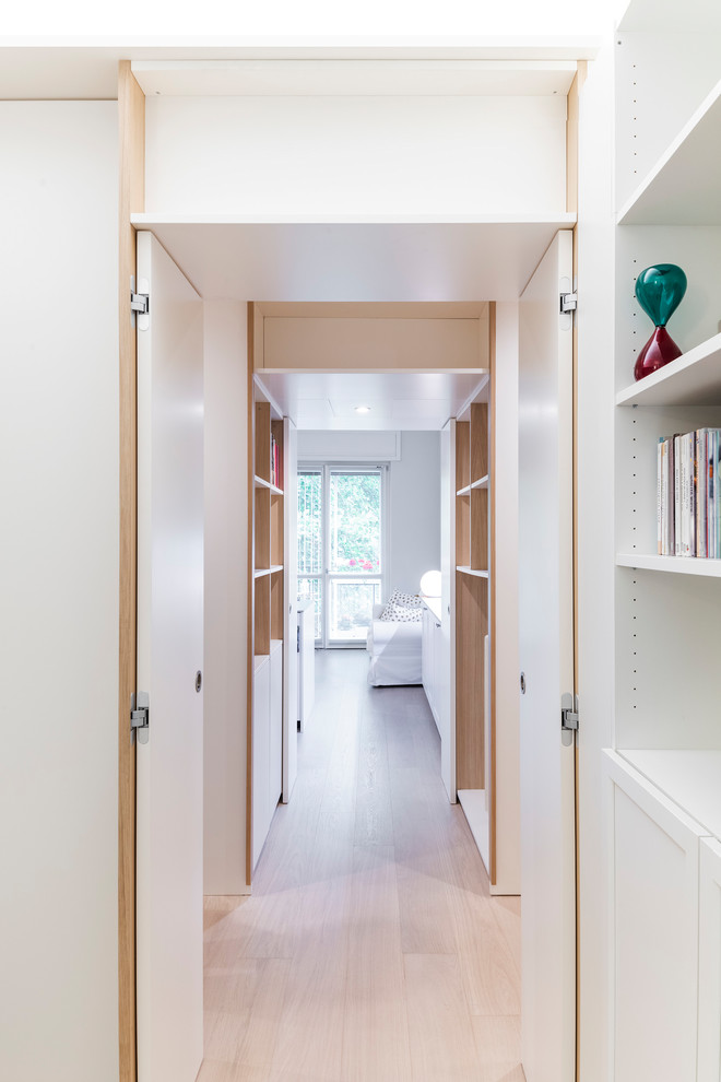 Idee per uno studio nordico di medie dimensioni con libreria, pareti bianche e parquet chiaro