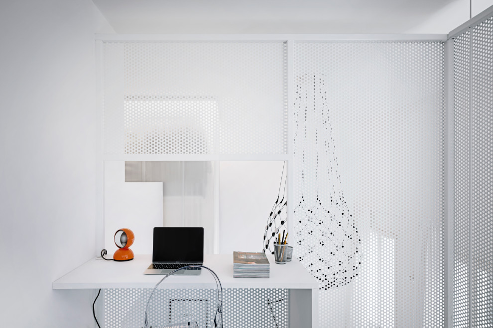 Immagine di un piccolo studio minimal con pavimento blu, pareti bianche e scrivania incassata