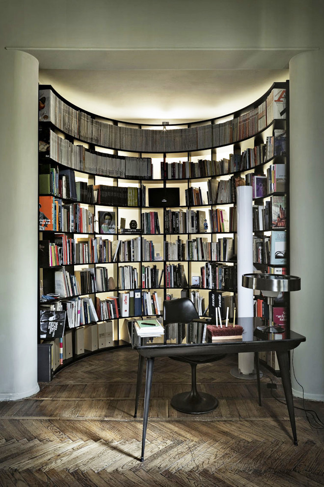 Réalisation d'un bureau design avec une bibliothèque ou un coin lecture, un sol en bois brun, un bureau indépendant, un sol marron et un mur blanc.