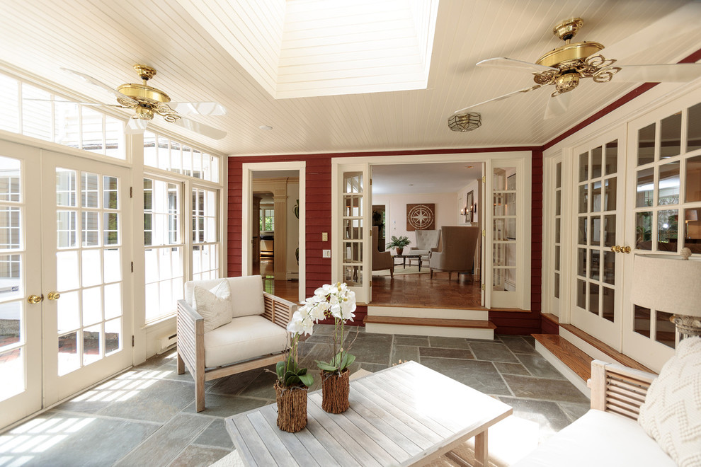 Immagine di una grande veranda tradizionale con pavimento in ardesia e soffitto classico