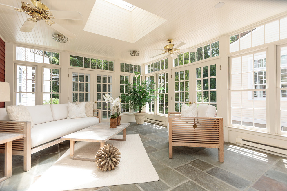 Ispirazione per una grande veranda tradizionale con pavimento in ardesia e soffitto classico