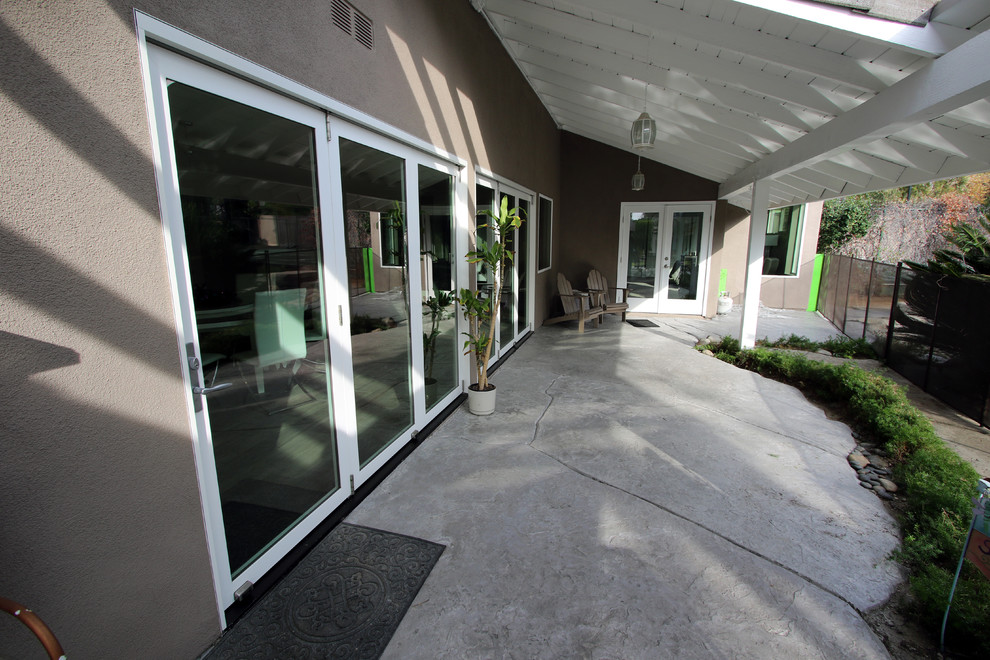 Photo of a modern conservatory in Orange County.