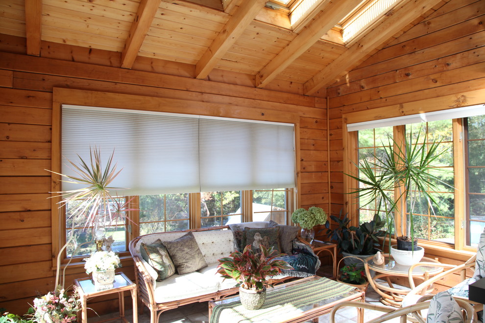 Idee per una veranda rustica di medie dimensioni con parquet chiaro e lucernario