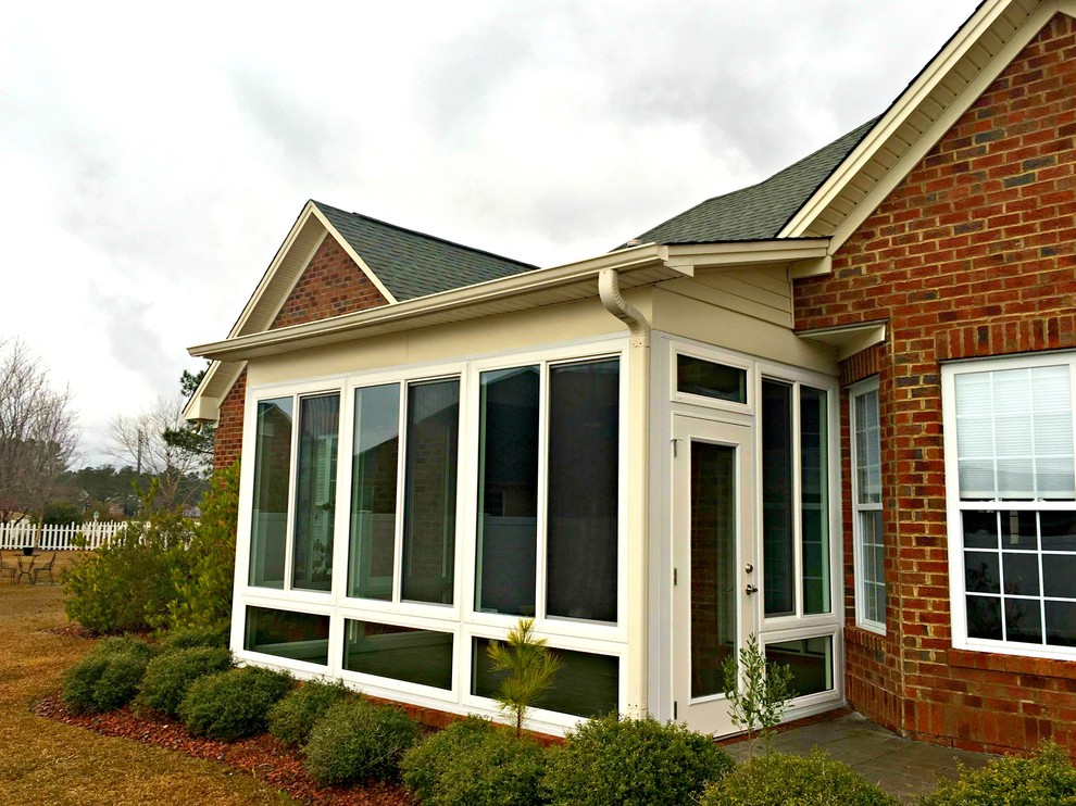 This is an example of a medium sized modern conservatory in Wilmington with a standard ceiling.