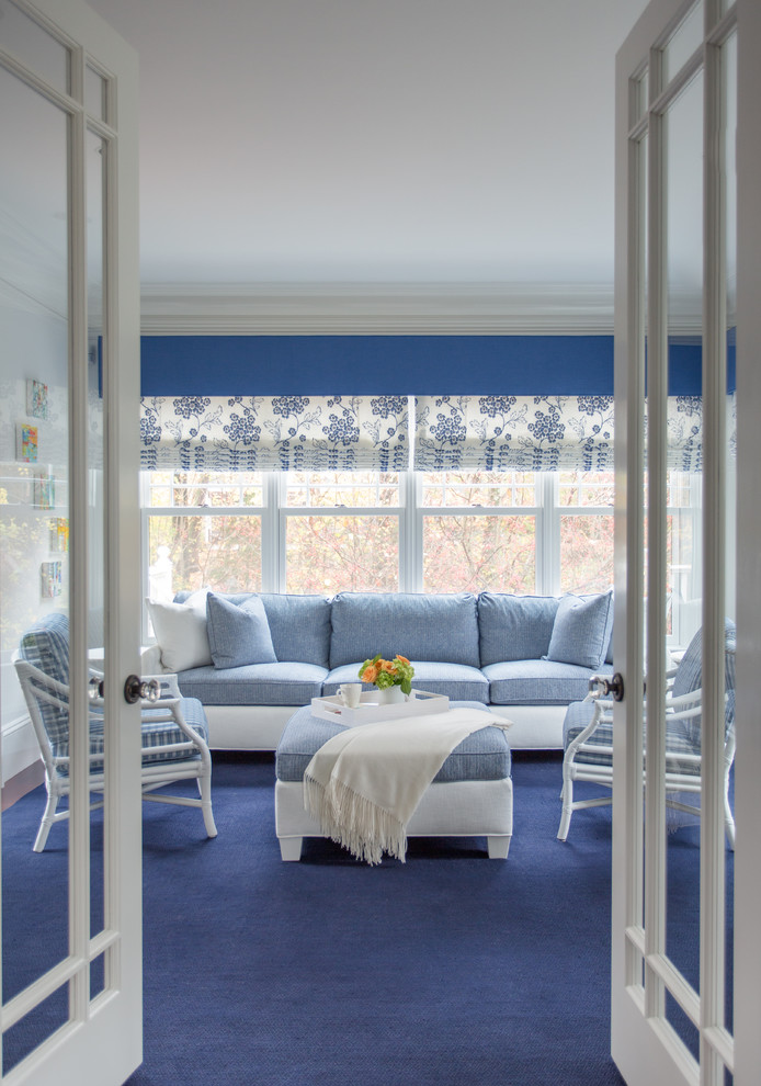На фото: терраса среднего размера в викторианском стиле с ковровым покрытием, стандартным потолком и синим полом с