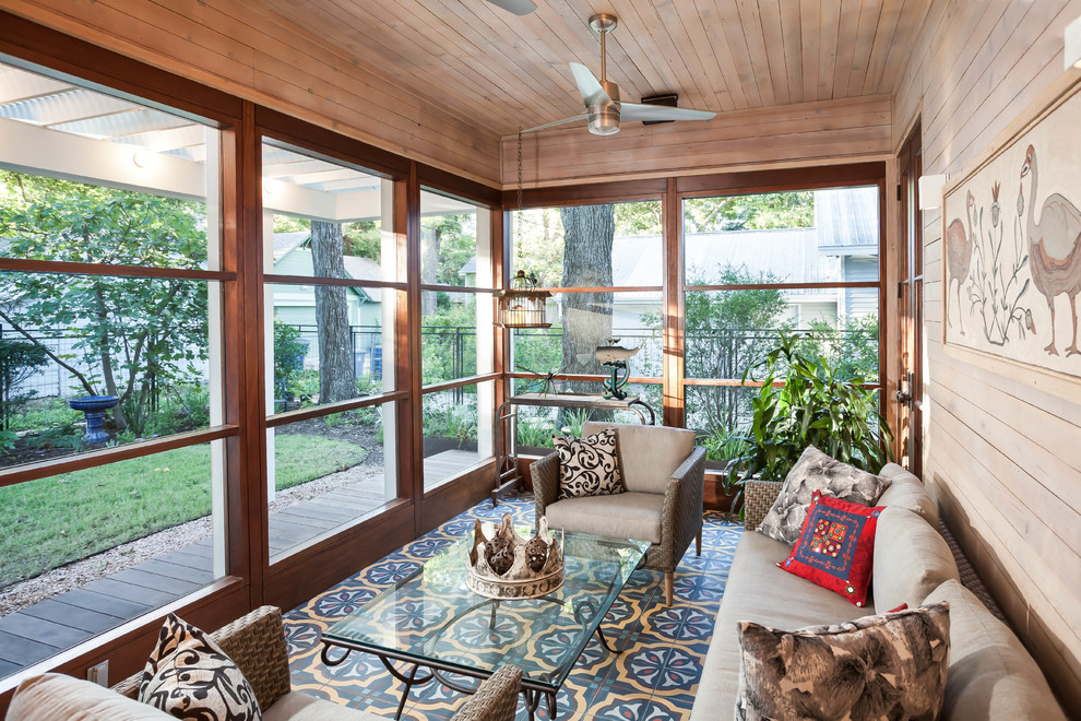 Idee per una veranda boho chic con moquette, soffitto classico e pavimento multicolore