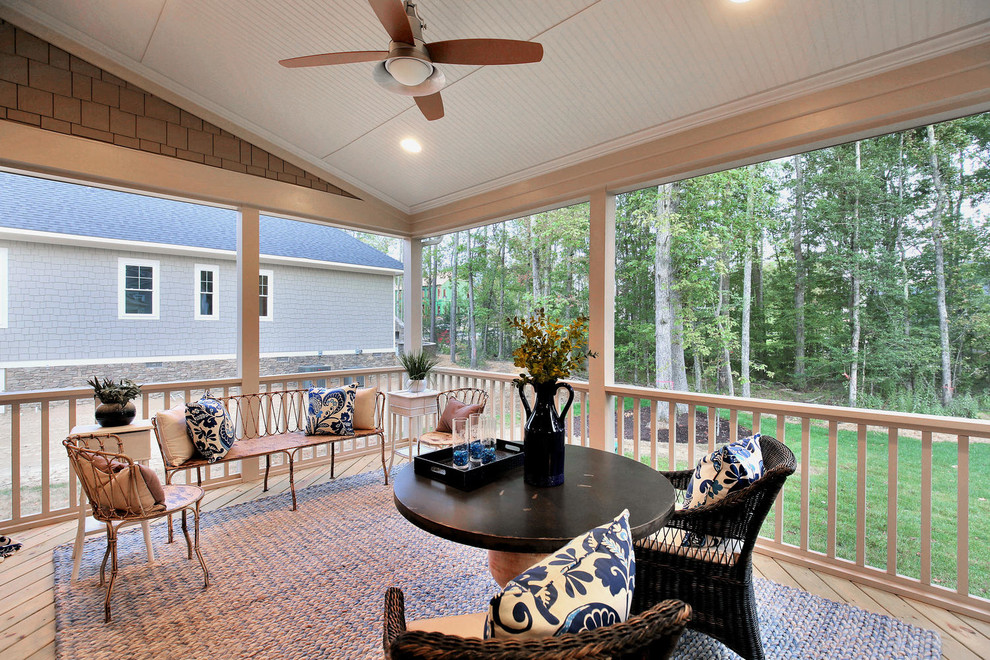 Foto di una veranda tradizionale di medie dimensioni con parquet chiaro, nessun camino, soffitto classico e pavimento beige