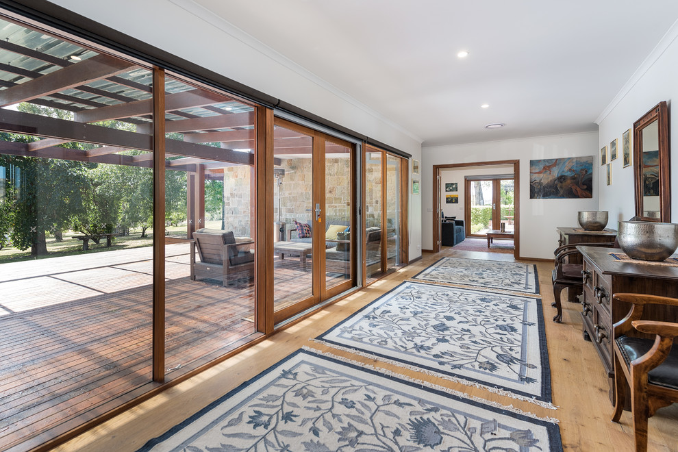 Idee per una veranda rustica con parquet chiaro, soffitto classico e pavimento beige