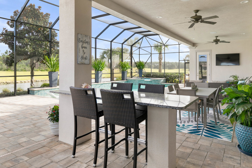 Example of a transitional patio design in Orlando