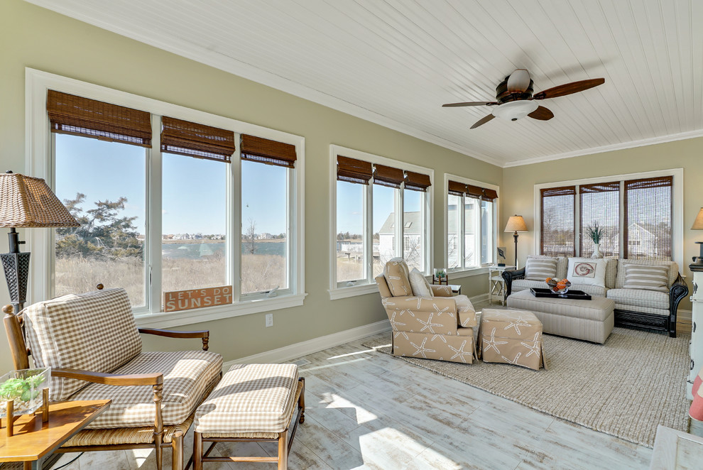 Foto di una veranda stile marino di medie dimensioni con pavimento in legno verniciato, soffitto classico, nessun camino e pavimento bianco