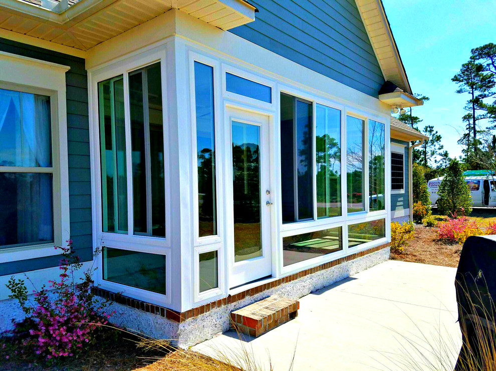 Esempio di una grande veranda minimalista con pavimento con piastrelle in ceramica, soffitto classico, nessun camino e pavimento grigio