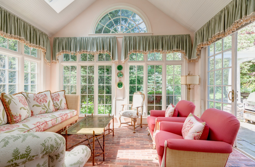 Источник вдохновения для домашнего уюта: большая терраса в классическом стиле с кирпичным полом и стандартным потолком без камина
