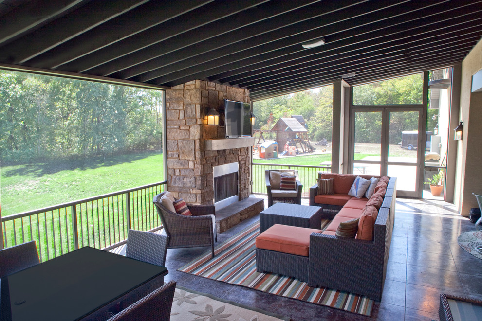 Esempio di un'ampia veranda minimalista con pavimento in terracotta, camino classico, cornice del camino in pietra e soffitto classico