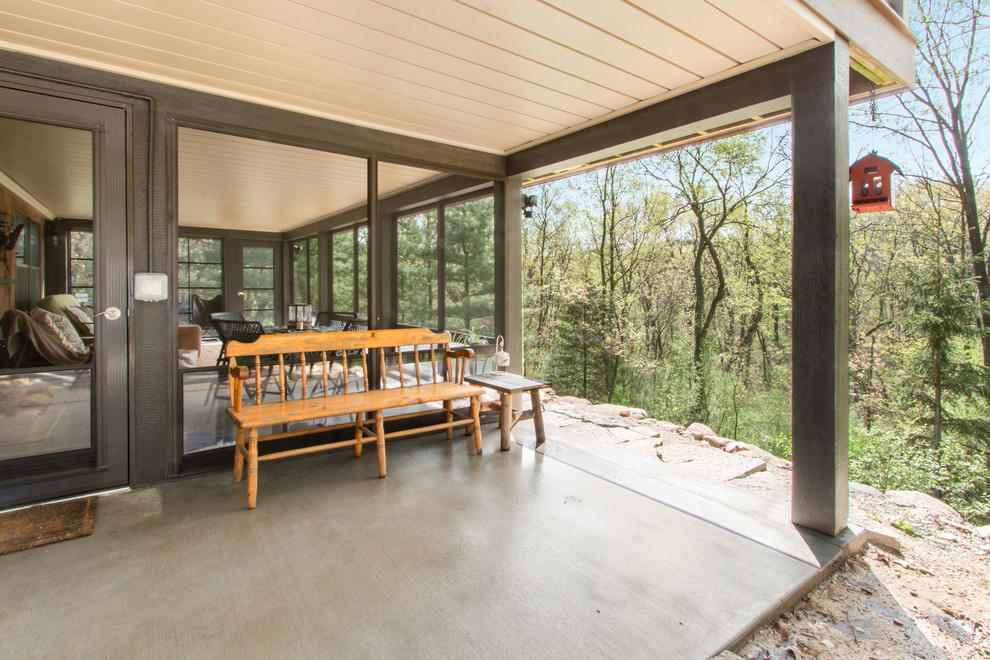 Foto di un'ampia veranda stile rurale con pavimento in cemento, soffitto classico e pavimento grigio