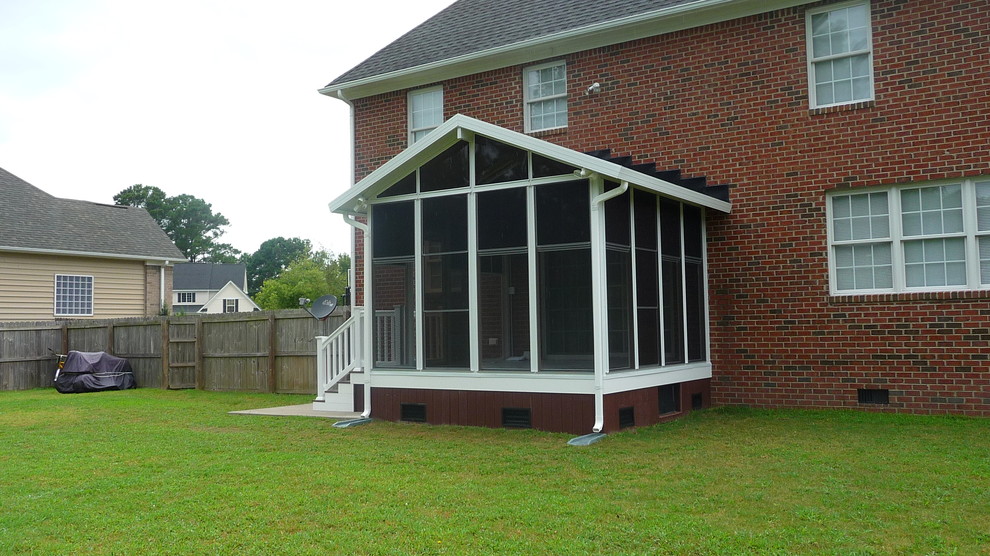 Immagine di una veranda vittoriana di medie dimensioni con lucernario, pavimento in gres porcellanato e pavimento grigio