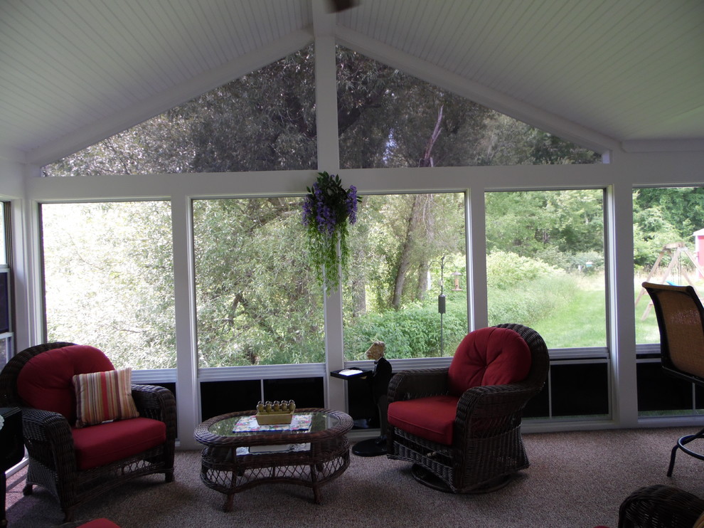 Sunroom - mid-sized traditional carpeted sunroom idea in Manchester with no fireplace and a standard ceiling