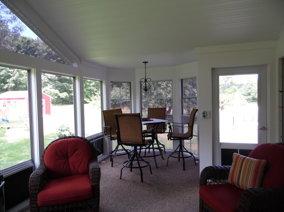 Foto di una veranda classica di medie dimensioni con moquette, nessun camino e soffitto classico