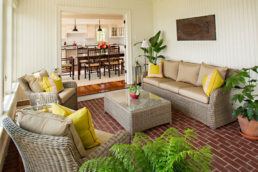 Foto di una veranda stile marino di medie dimensioni con pavimento in mattoni, soffitto classico, pavimento rosso e nessun camino