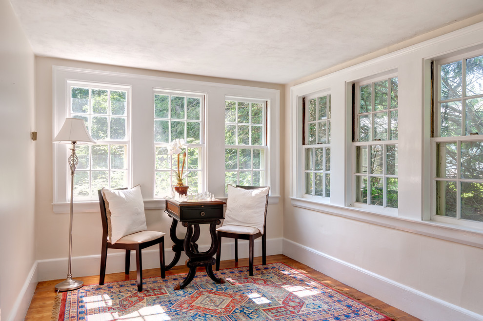 Foto di una veranda classica di medie dimensioni con pavimento in legno massello medio, soffitto classico e pavimento multicolore