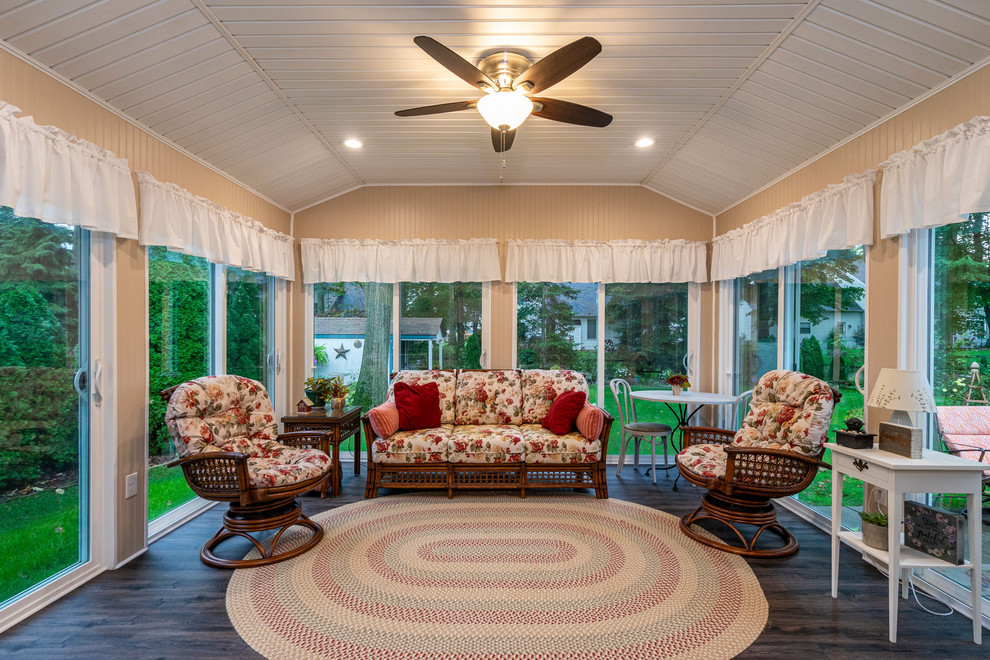 Esempio di una veranda di medie dimensioni con pavimento in vinile e pavimento marrone