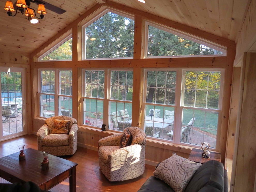 Ispirazione per una grande veranda chic con pavimento in legno massello medio e soffitto classico