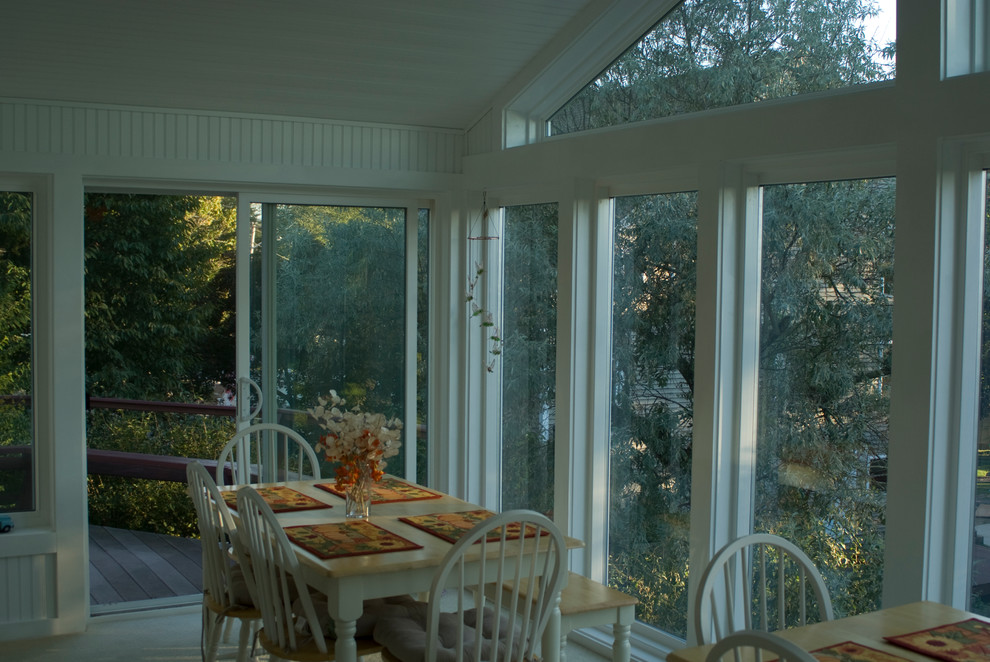 Immagine di una veranda tradizionale di medie dimensioni con moquette e soffitto classico