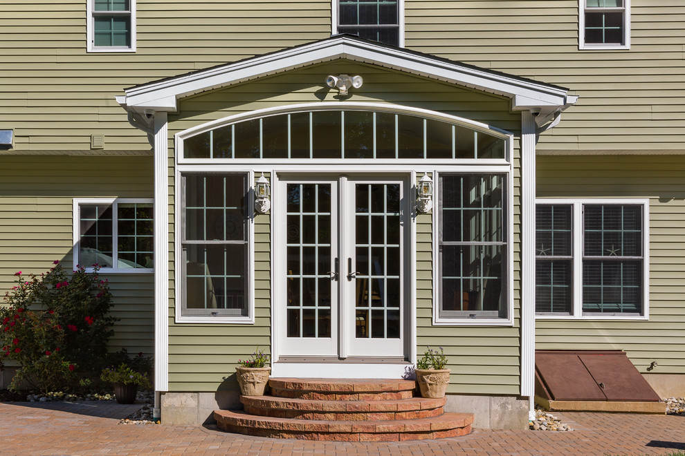 Immagine di una veranda classica di medie dimensioni con pavimento in marmo, nessun camino, soffitto classico e pavimento marrone