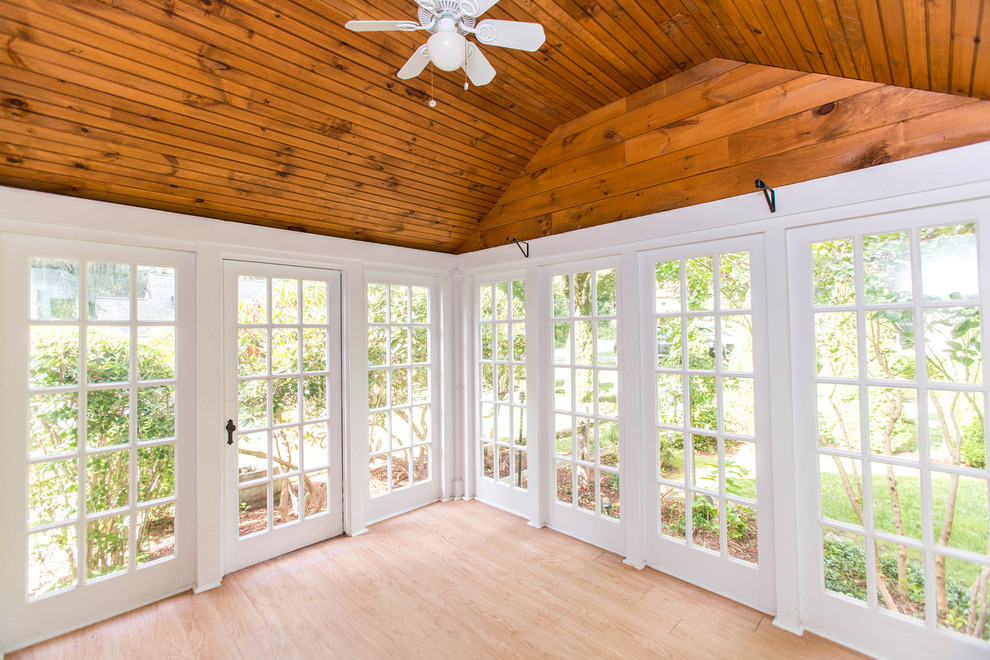 Idee per una veranda tradizionale con pavimento in legno massello medio e soffitto classico