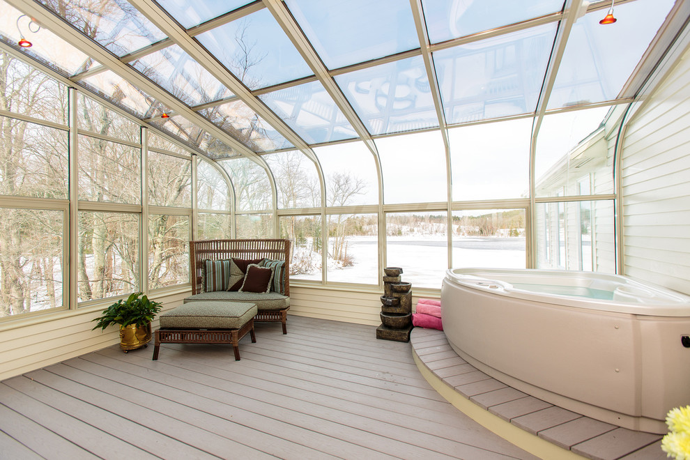 Стильный дизайн: большая терраса в классическом стиле с стеклянным потолком без камина - последний тренд