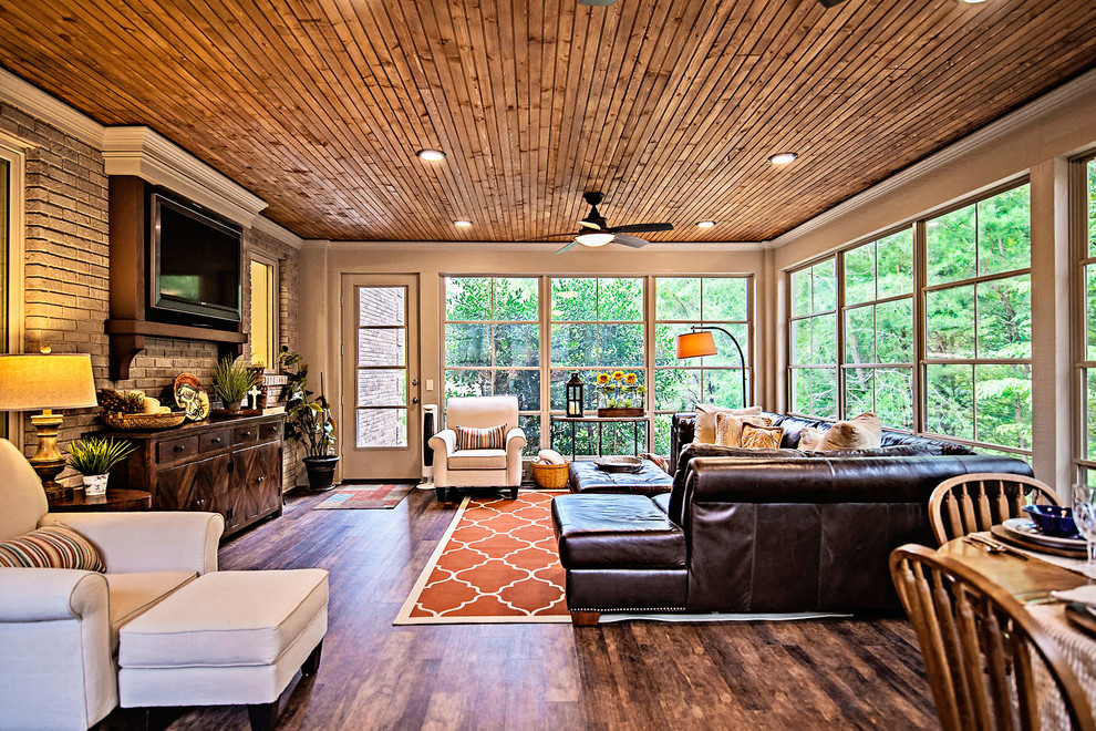 ナッシュビルにある高級な広いトラディショナルスタイルのおしゃれなサンルーム (無垢フローリング、暖炉なし、標準型天井、茶色い床) の写真