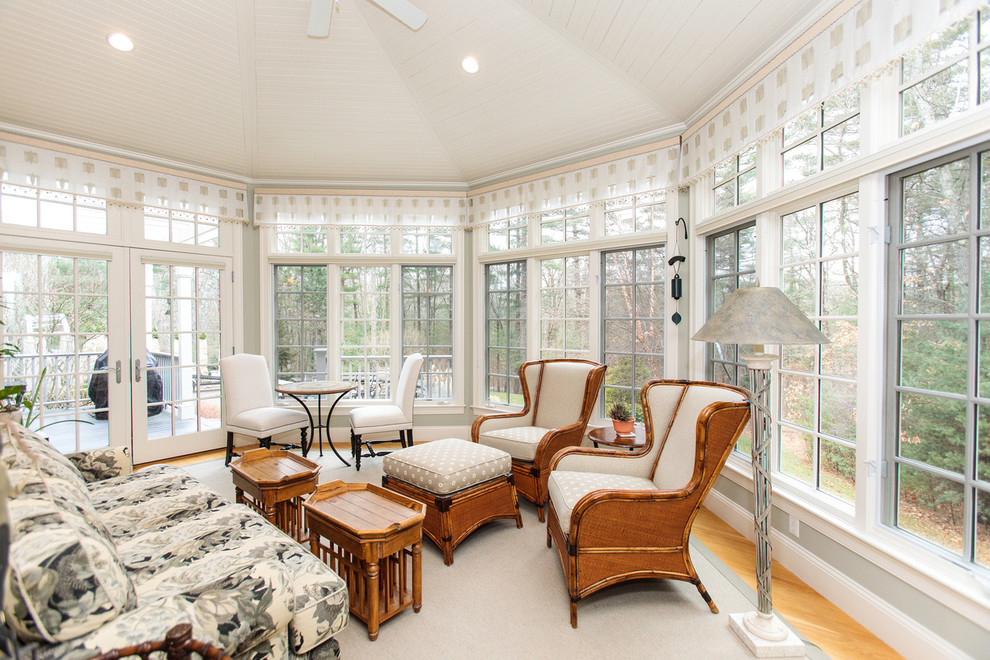 Immagine di una grande veranda tradizionale con pavimento in legno massello medio, soffitto classico e pavimento beige
