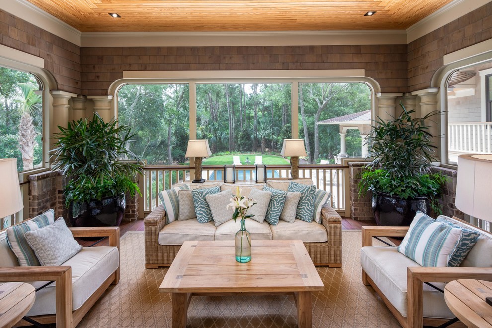 Ispirazione per una grande veranda stile marinaro con soffitto classico e pavimento marrone