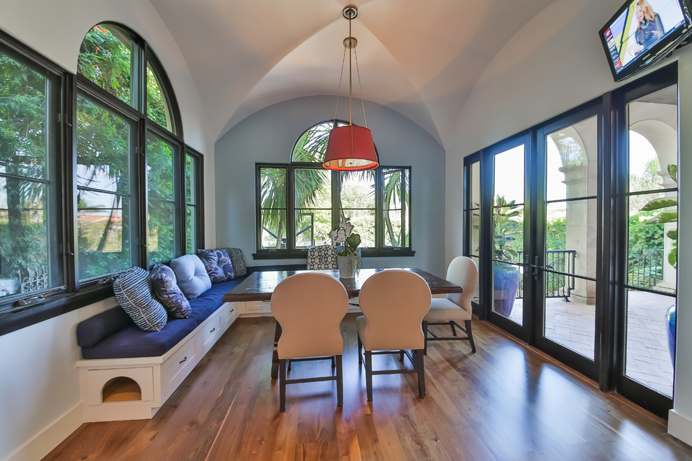 Immagine di una veranda classica con pavimento in legno massello medio e pavimento marrone