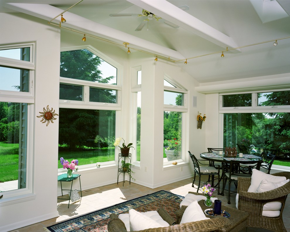 Bild på ett mellanstort vintage uterum, med klinkergolv i porslin och takfönster