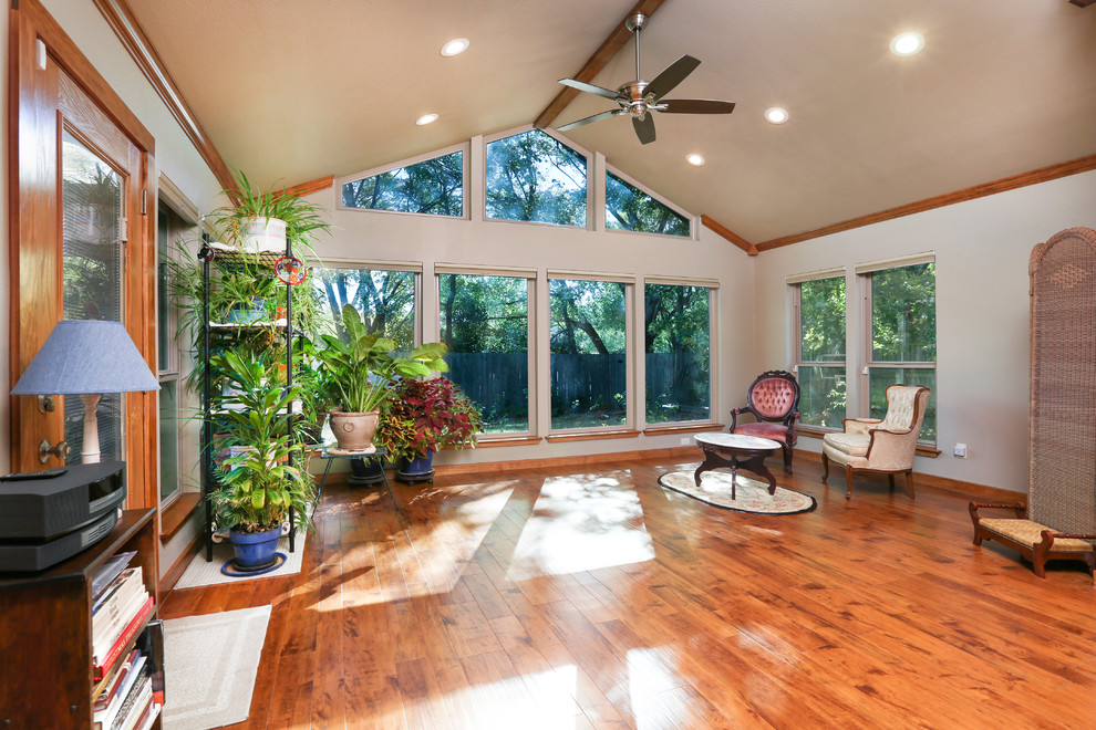 Immagine di una veranda chic di medie dimensioni con pavimento in vinile e soffitto classico