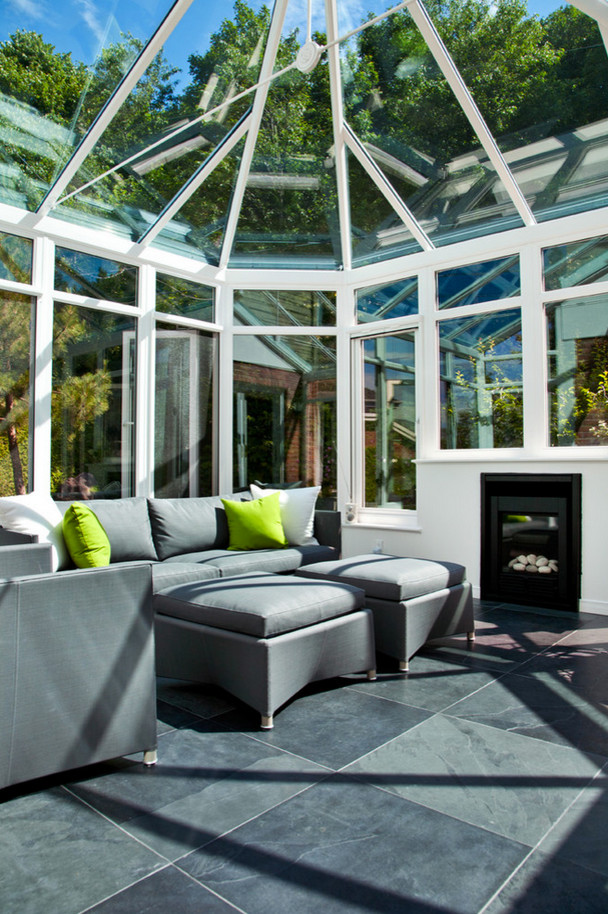 Esempio di una veranda minimalista con pavimento blu