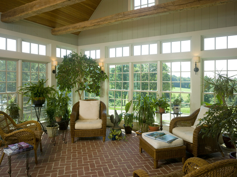 Esempio di una veranda classica con pavimento in mattoni e soffitto classico