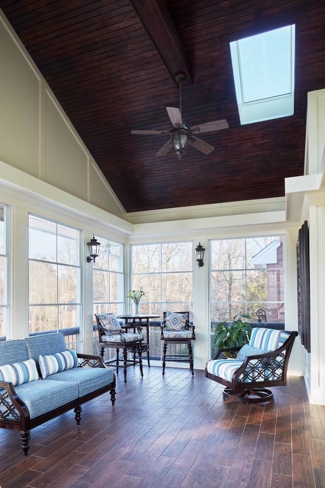 Immagine di una veranda di medie dimensioni con pavimento marrone