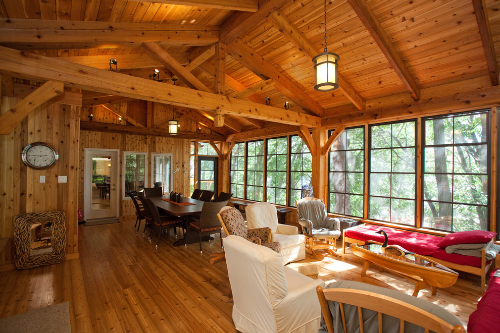 Immagine di una grande veranda minimal con pavimento in legno massello medio, nessun camino, soffitto classico e pavimento marrone