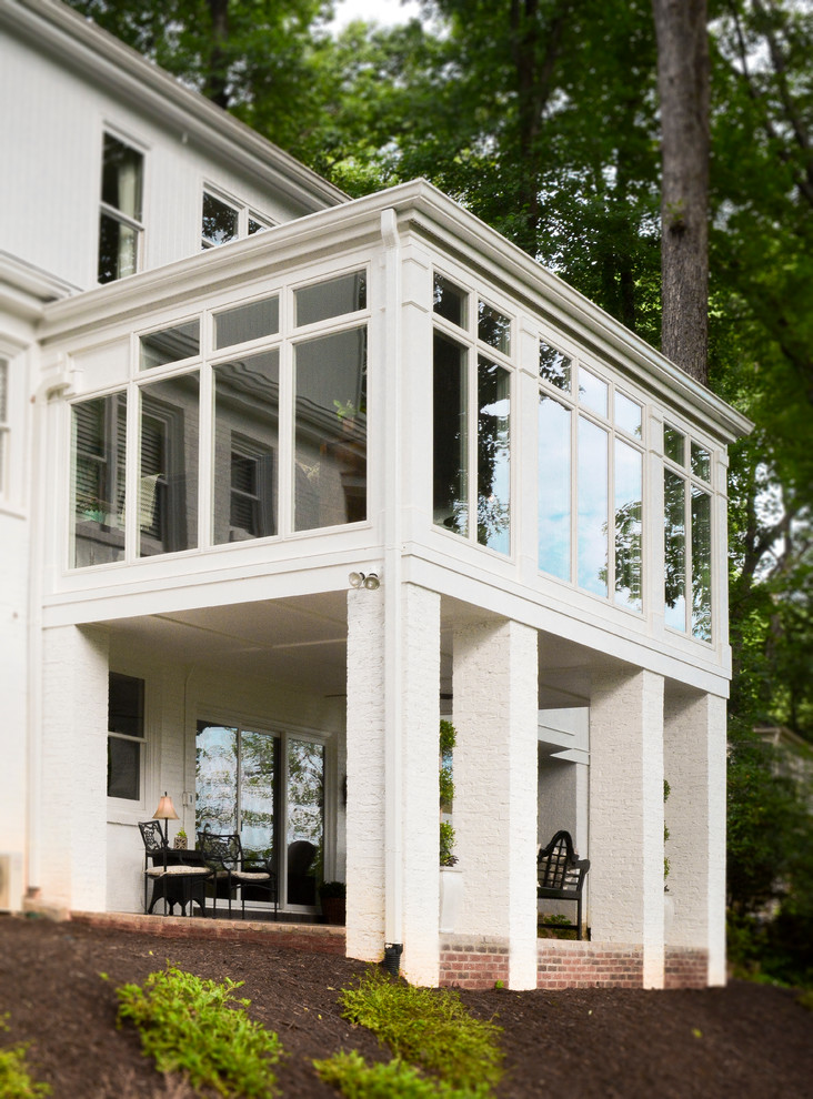 Idee per una veranda tradizionale di medie dimensioni con pavimento in legno massello medio e soffitto classico