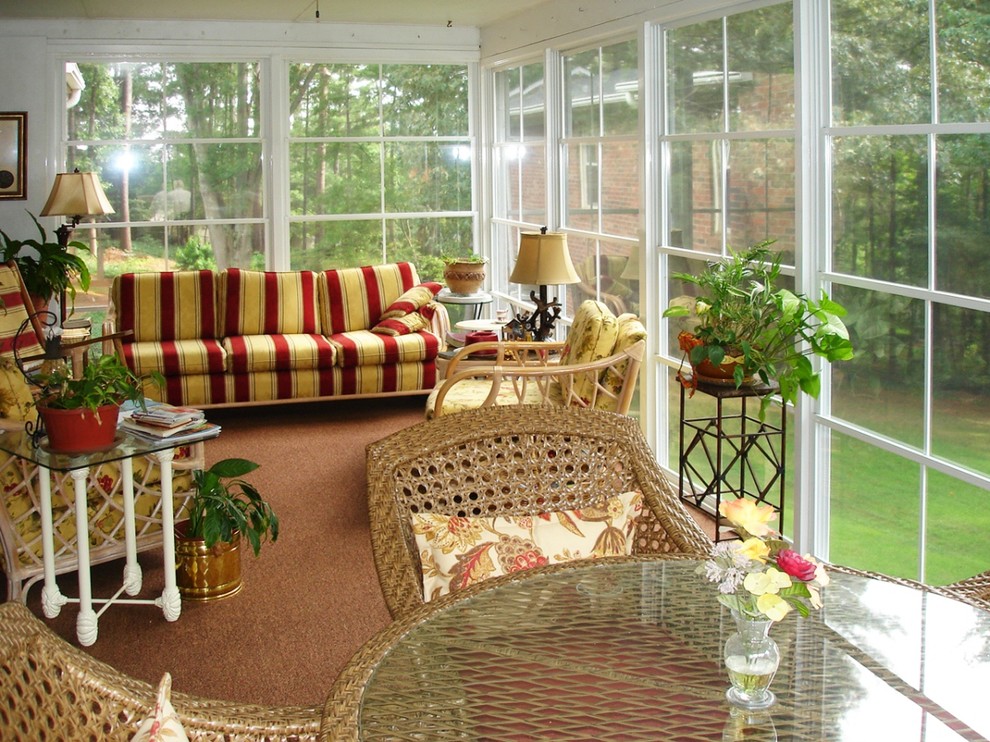 Immagine di una veranda chic di medie dimensioni con pavimento in sughero, camino classico, soffitto classico e pavimento marrone