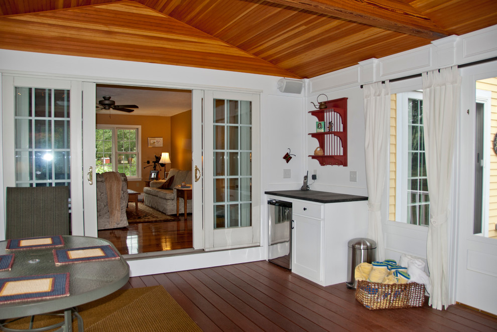 Idee per una veranda tradizionale di medie dimensioni con pavimento in legno massello medio, nessun camino e soffitto classico