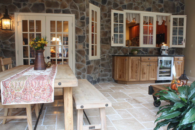 Foto di una veranda stile rurale di medie dimensioni con pavimento in terracotta e soffitto classico