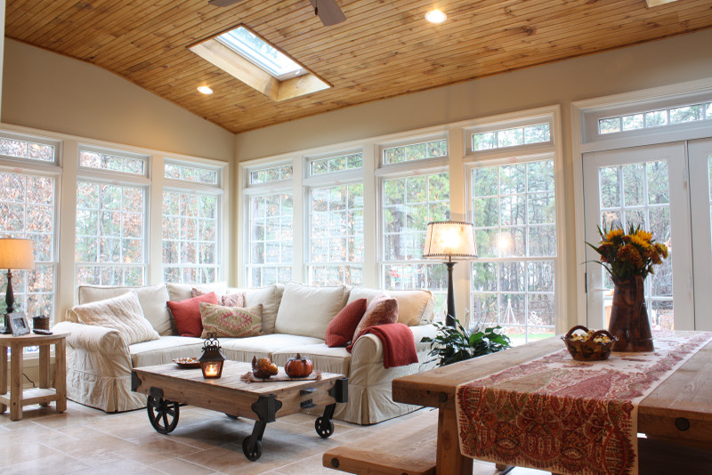 Idée de décoration pour une véranda chalet de taille moyenne avec tomettes au sol et un plafond standard.